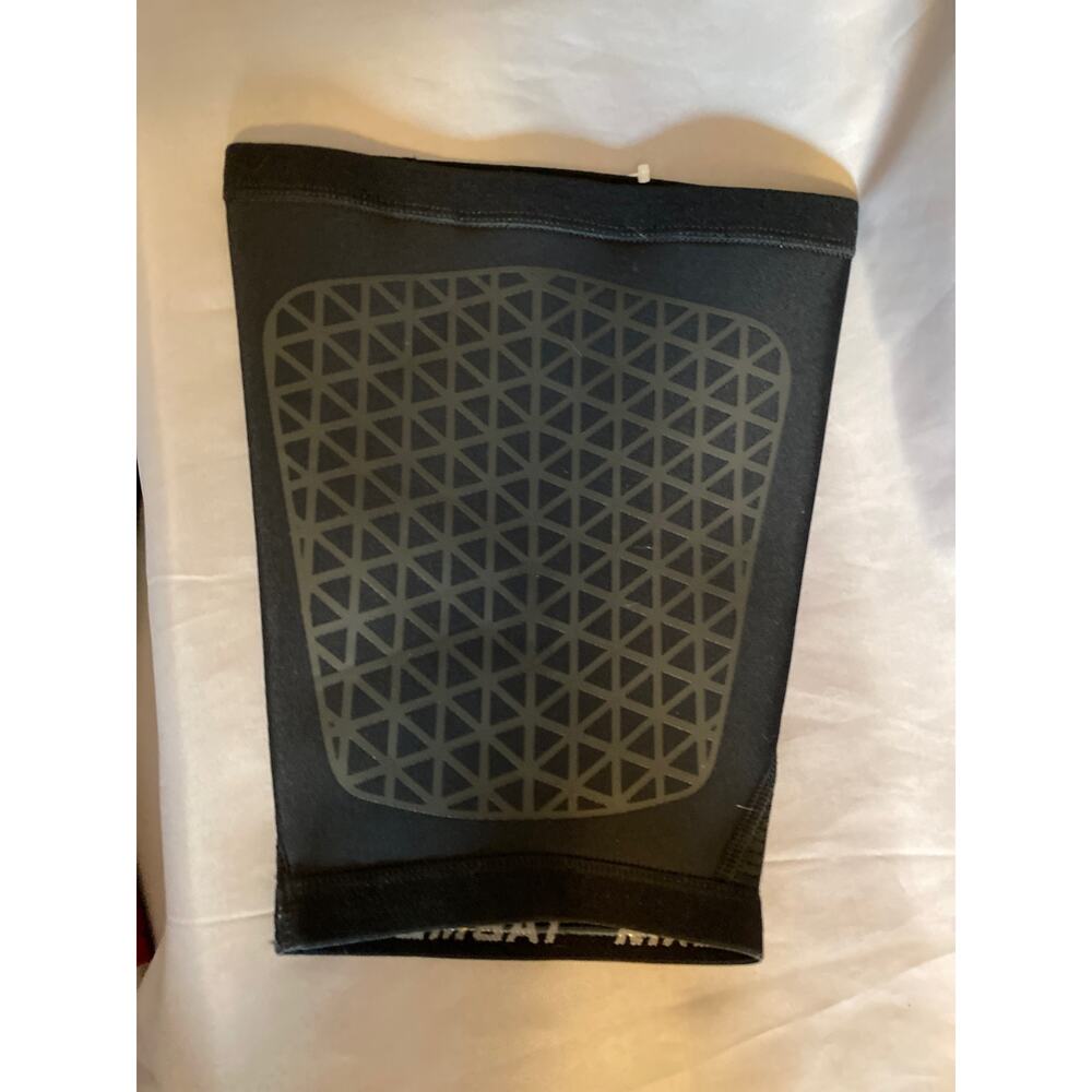 Nike Pro Combat Thigh Sleeve 2.0   One Thigh Sleeve  Medium